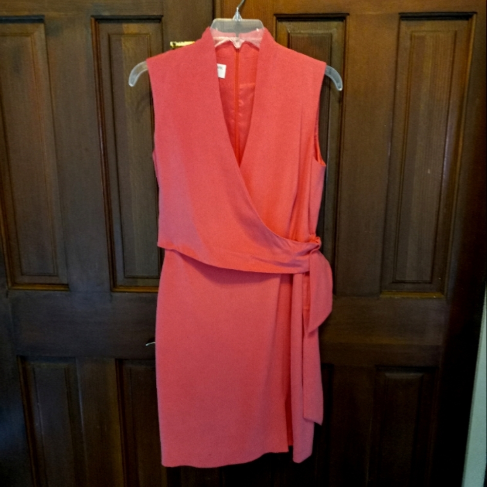 Jones New York 100% Silk Dress. Ties on the left side. Sipper in back Petite 8